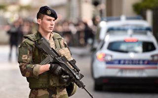8月9日早上，巴黎近郊勒瓦卢瓦佩雷市发生一辆汽车冲撞反恐巡逻士兵的恶性事件，导致6人受伤，这是自2015年起针对士兵的第6起恐怖袭击。图为一名士兵在事发现场站岗。（STEPHANE DE SAKUTIN/AFP/Getty Images）