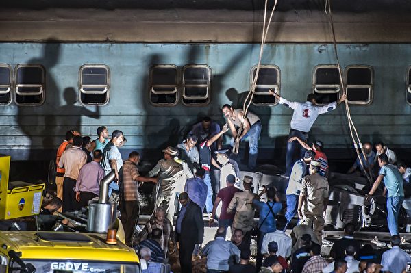 8月11日，埃及亚历山大都市区卫星城发生两火车相撞事故。图为救援现场。(KHALED DESOUKI/AFP/Getty Images)