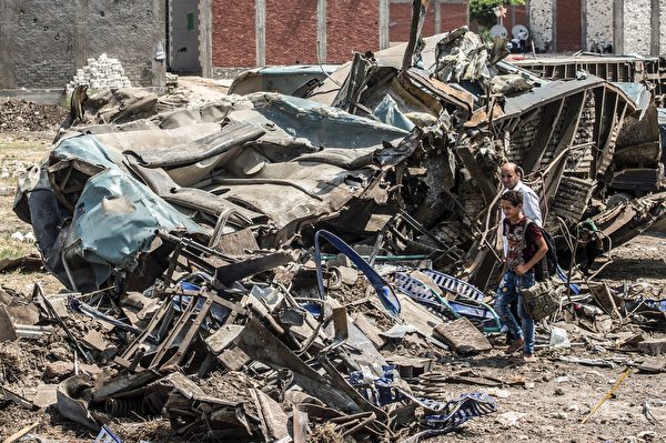8月12日，一老一少两名埃及人到11日的火车相撞现场搜寻。(KHALED DESOUKI/AFP/Getty Images)