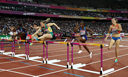 LONDON, ENGLAND - AUGUST 12:  Sally Pearson of Australia leads in the Women's 100 metres hurdles final during day nine of the 16th IAAF World Athletics Championships London 2017 at The London Stadium on August 12, 2017 in London, United Kingdom.  (Photo by Patrick Smith/Getty Images)