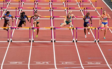 LONDON, ENGLAND - AUGUST 12:  Christina Manning of the United States; Dawn Harper Nelson of the United States; Pamela Dutkiewicz of Germany; Sally Pearson of Australia; Kendra Harrison of the United States and Nadine Visser of Netherlands in the Women's 100 metres hurdles final during day nine of the 16th IAAF World Athletics Championships London 2017 at The London Stadium on August 12, 2017 in London, United Kingdom.  (Photo by David Ramos/Getty Images)