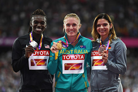 LONDON, ENGLAND - AUGUST 12:  (L-R) Dawn Harper Nelson of the United States, silver, Sally Pearson of Australia, gold, and Pamela Dutkiewicz of Germany, bronze, pose with their medals for the Women's 100 metres hurdles during day nine of the 16th IAAF World Athletics Championships London 2017 at The London Stadium on August 12, 2017 in London, United Kingdom.  (Photo by Matthias Hangst/Getty Images)
