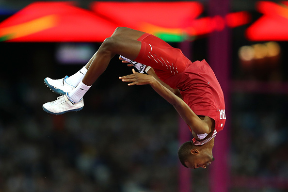 田徑世錦賽都快變成體操比賽了。圖為卡塔爾的一名選手參加男子跳高比賽。問題是，桿子哪裡去了？(Richard Heathcote/Getty Images)