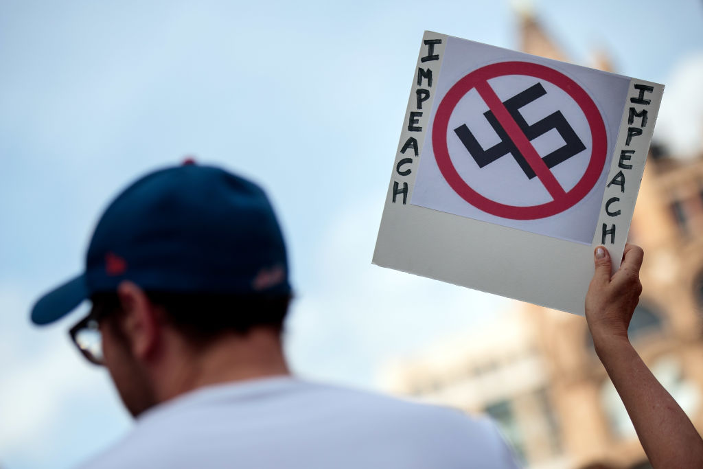 8月13日,抗議者在紐約市聯合廣場舉行集會反對白人至上主義與種族主義。(Drew Angerer/Getty Images)