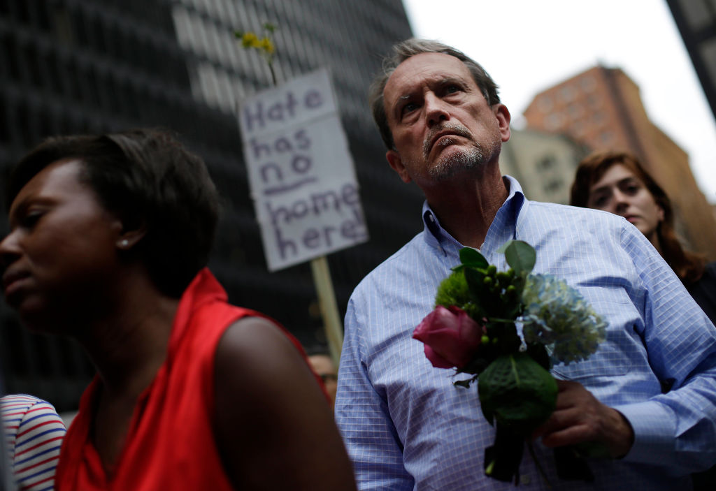8月13日,芝加哥人為週六弗州的遇難者舉行燭光守夜活動。(JOSHUA LOTT/AFP/Getty Images)