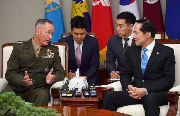 韩国国防部长官宋永武(右)8月14日在韩国国防部大楼,会见美军参谋长联席会议主席约瑟夫‧邓福德,商讨应对朝鲜核导威胁的方案。 (Song Kyung-Seok-Pool/Getty Images)