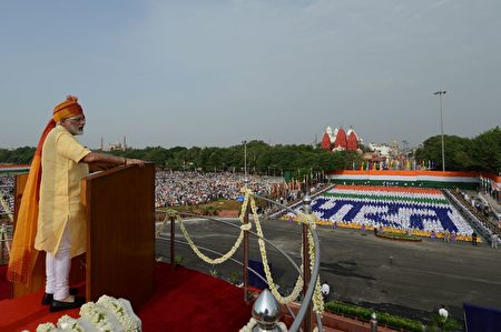 8月15日，印度总理莫迪在红堡广场发表演说。 (PRAKASH SINGH/AFP/Getty Images)