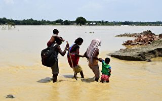 南亚洪水肆虐 800多人死 逾2400万人受灾