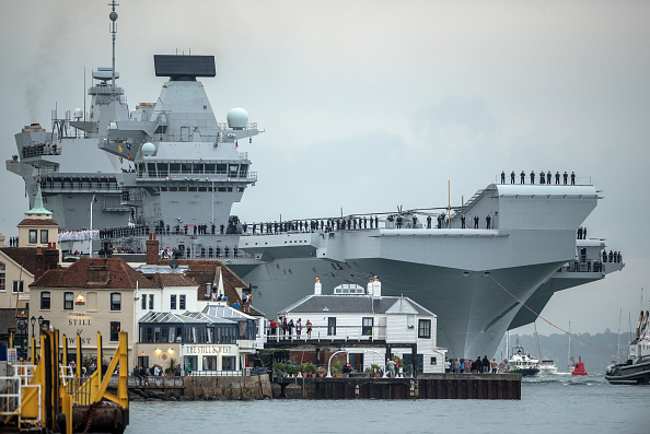 楼房跟航母相比简直太小了。近日，英国新下水的航母伊丽莎白女王号终于驶进了朴茨茅斯的母港。(Carl Court/Getty Images)