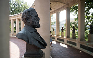 在纽约布朗克斯社区学院的校园内，美国南北战争时期的南军总司令罗伯特·李（将军）的雕像被树立在“美国名人堂”内。(Drew Angerer/Getty Images)