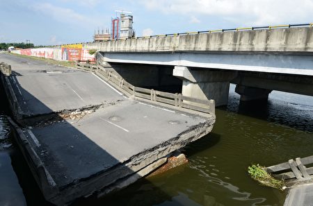 The damaged portion of a bridge on national highway 31 is seen in Dalkhola in West Bengal on August 19, 2017. Nearly 600 people have died and millions have been affected by monsoon floods in South Asia, officials said Saturday, as relief and rescue operations continued. / AFP PHOTO / DIPTENDU DUTTA (Photo credit should read DIPTENDU DUTTA/AFP/Getty Images)