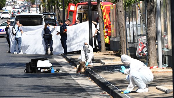 2017年8月21日，法国南部的马赛市发生两起汽车冲撞公共汽车候车亭的事件，造成一人死亡。(BORIS HORVAT/AFP/Getty Images)