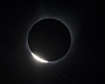俄勒岡州Madras市日全食後出現的鑽戒。（Diamond Ring）。(Aubrey Gemignani/NASA via Getty Images)