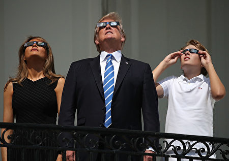 川普、第一夫人、巴倫觀看日全食。(Mark Wilson/Getty Images)