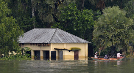Indian villagers travel on a boat the flooded India-Bangladesh border area in Jagjiwanpur BOP near Malda district in the Indian state of West Bengal on August 22, 2017. More than 24 million people have been affected by some of the worst flooding to hit South Asia in decades, with large areas of land submerged in water. Authorities in Bangladesh, India and Nepal have put the death toll at more than 750 since August 10, when a series of deluges began spreading with the annual monsoon season. / AFP PHOTO / DIPTENDU DUTTA (Photo credit should read DIPTENDU DUTTA/AFP/Getty Images)