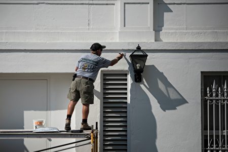 8月22日，白宮外牆被粉刷一新。(BRENDAN SMIALOWSKI/AFP/Getty Images)