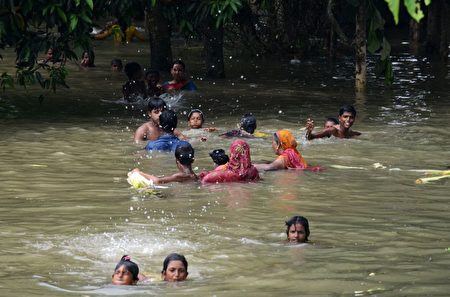 8月24日，印度遭遇洪水。(DIPTENDU DUTTA/AFP/Getty Images)