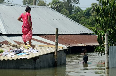 印度洪水，居民屋頂避難。 (DIPTENDU DUTTA/AFP/Getty Images)