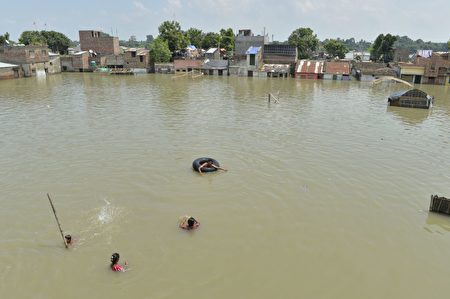8月24日，印度遭遇洪水。(DIPTENDU DUTTA/AFP/Getty Images)