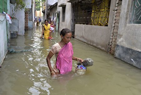 印度遭遇洪水。(DIPTENDU DUTTA/AFP/Getty Images)