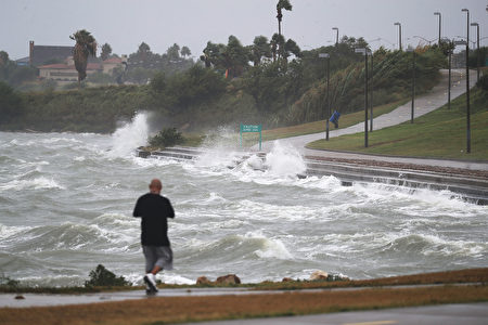 德州聖體市海岸已現波濤洶湧的海浪。(Joe Raedle/Getty Images)