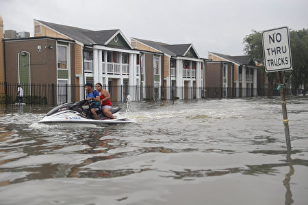 哈維颶風侵襲美國已經數天，導致第四大城市德州休斯頓遭遇歷史性洪水。(Joe Raedle/Getty Images)