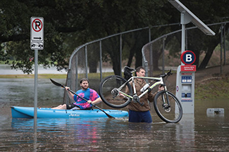 8月27日，休斯頓洪水災情嚴重。(Scott Olson/Getty Images)