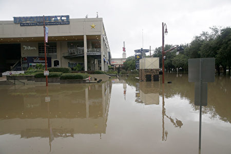 8月27日，休斯頓洪水災情嚴重。(THOMAS B. SHEA/AFP/Getty Images)