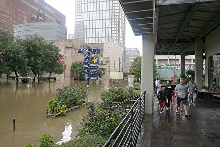 8月27日，休斯頓洪水災情嚴重。(THOMAS B. SHEA/AFP/Getty Images)