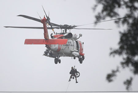 整個德州國民警衛隊已經啟動救援，共部署了16架飛機。(Joe Raedle/Getty Images)