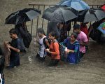 印度暴雨万人被困 南亚多国洪灾千人死亡