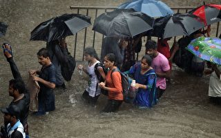 印度暴雨万人被困 南亚多国洪灾千人死亡