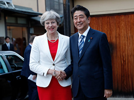Britain's Prime Minister Theresa May (L) is welcomed by Japan's Prime Minister Shinzo Abe upon her arrival for a tea ceremony at Omotesenke Fushin'an in Kyoto, Western Japan on August 30, 2017. May arrived in Japan on an official visit with an eye to soothing Brexit fears and pushing ahead on early free-trade talks with the world's number three economy. / AFP PHOTO / POOL / KIM KYUNG-HOON (Photo credit should read KIM KYUNG-HOON/AFP/Getty Images)