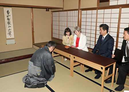 周三，安倍晋三请梅首相品尝日本茶道。 (STR/AFP/Getty Images)