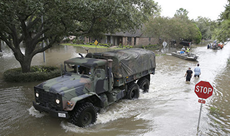 週二，有100多架、2.5噸、能夠在高水位地區移動的美國陸軍卡車從胡德堡（Fort Hood）前往休斯頓淹水地區進行救援行動。(THOMAS B. SHEA/AFP/Getty Images)