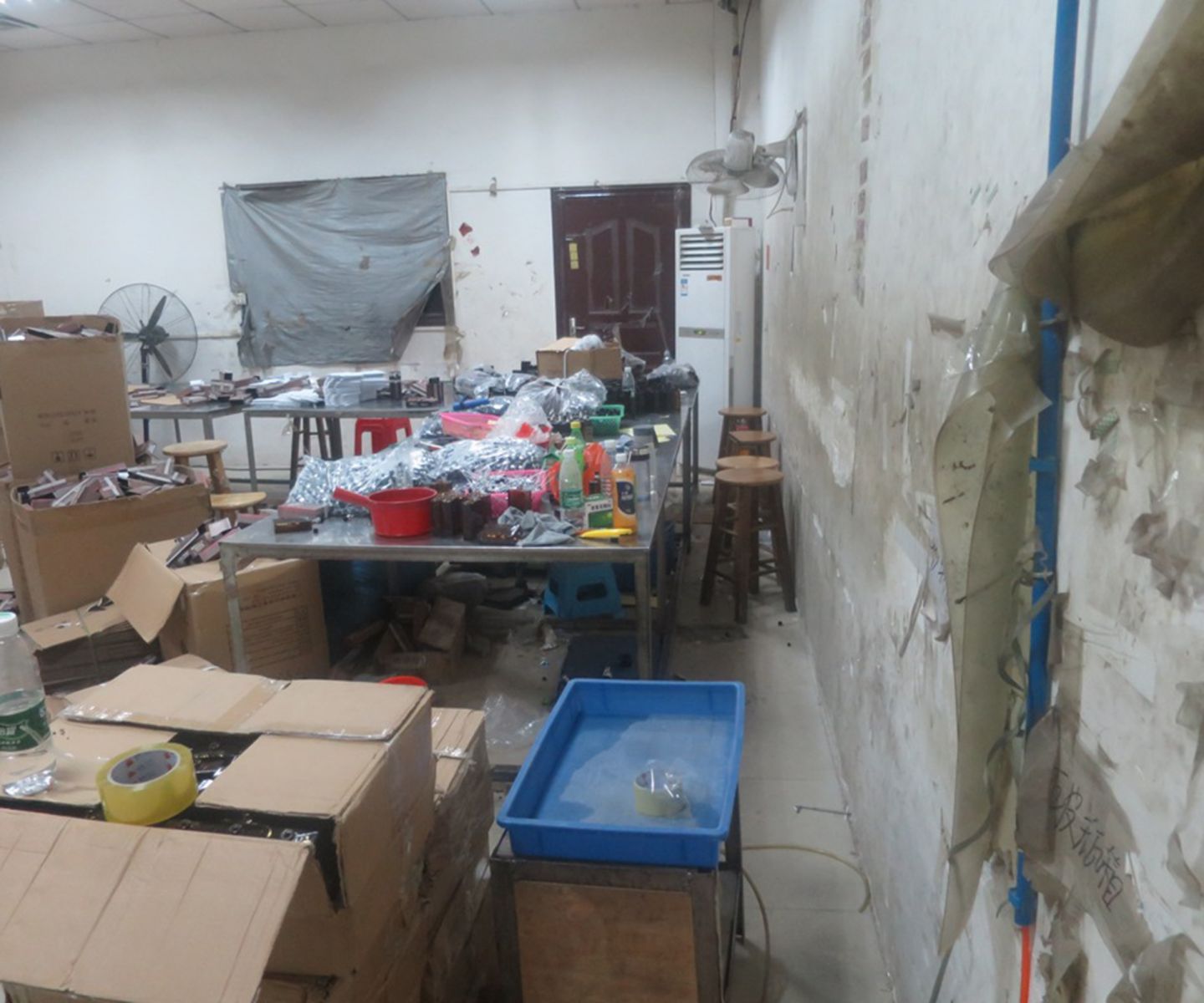 廣東民房藏冒牌化妝品生產窩點 產銷鏈曝光