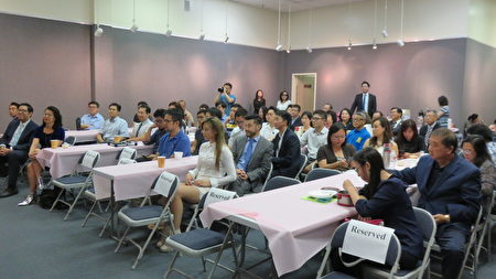 侨务委员会委员长吴新兴（左）访洛，5日与台美青年对谈表示，台美第二代、第三代是侨界未来的力量。（袁玫/大纪元）