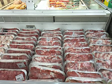 超市肉品部特别供应各种火锅肉片，品种丰富质优价平。（大纪元）