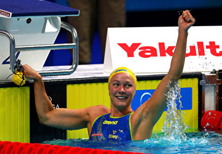 瑞典姑娘舍斯特伦打破封尘多年的50米自由泳世界纪录，成为最佳女运动员。(Clive Rose/Getty Images)