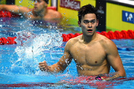 孙杨获得了200米和400米自游泳两枚金牌。 (Laurence Griffiths/Getty Images)