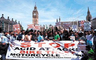 7月18日,摩托車司機和摩托車送餐員在倫敦市中心議會廣場舉行示威活動，反對7月13日晚發生的連續5起五起潑酸打劫攻擊事件。 （NIKLAS HALLE'N / AFP / Getty Images）