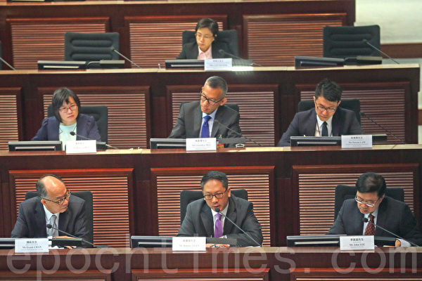 律政司司長袁國強(前排中)多次迴避,民主派議員有關一地兩檢與《基本法》之間的問題。(李逸/大紀元)