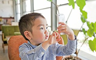 衛生署上月調查發現，香港兒童使用電子屏幕產品有上升趨勢，平均從1歲起就使用智能手機，小學生有逾一成每日上網超過3小時。（Fotolia提供）