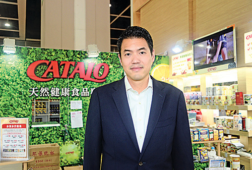 CATALO 老板陈家伟指参展为推广品牌，但人流不如去年多。（宋祥龙／大纪元）