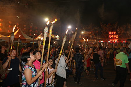 8月20日晚上，布袋鎮過溝建德宮火燈夜巡，民眾扶老攜幼參與的盛況。（嘉義縣政府提供）