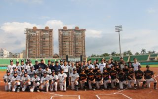 嘉大棒球队(左)与日本宫崎大学棒球队在嘉义市立棒球场合照。（嘉义大学提供）