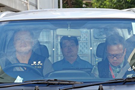 15日下午4時許，林子健在律師陪同下，由警車押送至西九龍警察總部接受調查。（李逸／大紀元）