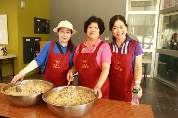 三星乡稻米品质竞赛，左起黄李美子、黄宝珠及方淑祯现场提供美食。（曾汉东／大纪元）