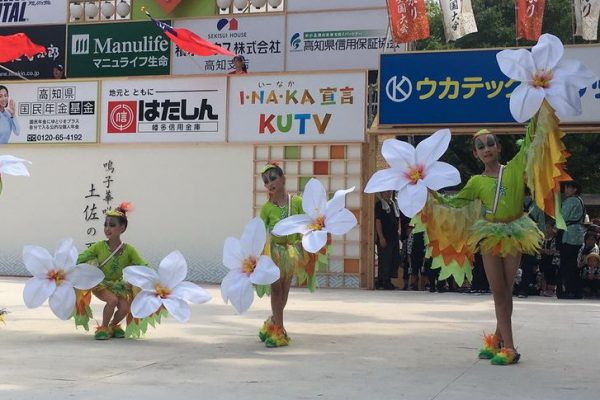 竹县光明国小舞蹈社学生受邀日本演出，五色鸟与客家桐花吸睛。（新竹县政府提供）