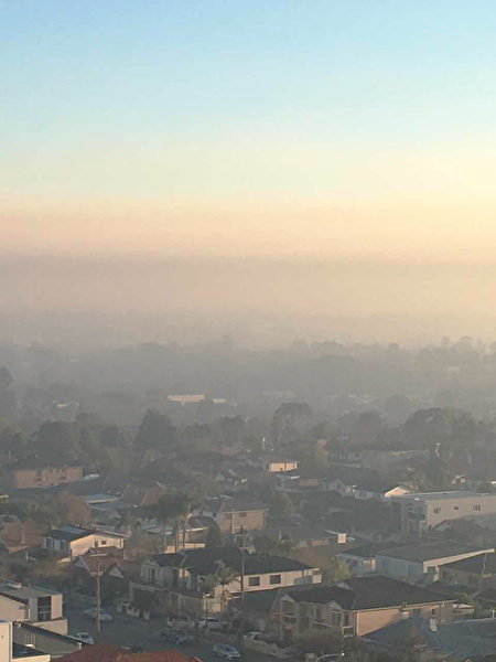 周一，大量烟雾在悉尼上空弥漫，部分地区的空气质量在周一上午达到了有害水平。（伊罗逊／大纪元）